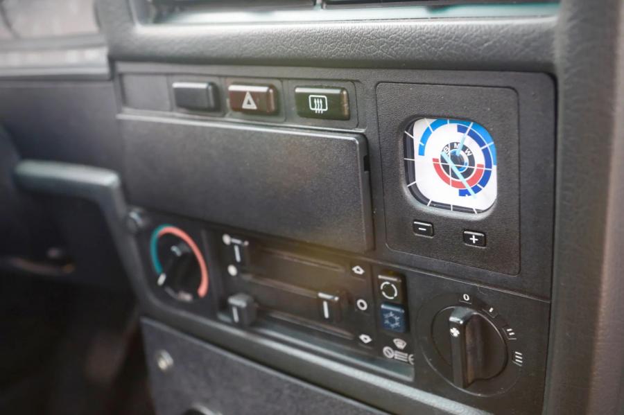 Детали интерьера BMW M3 Coupe (E30) 1988 года  (фото 60 из 118)